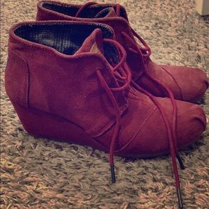 Toms red wedges
